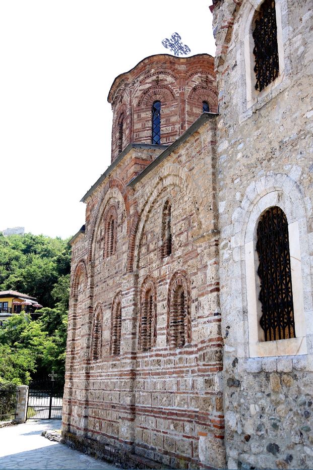 Црква Светог Спаса у Призрену. Фотографија је власништво сајта Фонд Благо. На фотографији се виде капија пре него што је разваљена и крст на капији који је откинут.