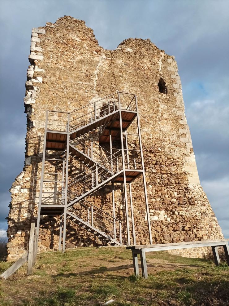 Донжон кула Врдничке тврђаве. Фотографија је власништво сајта Српска средњовековна историја.