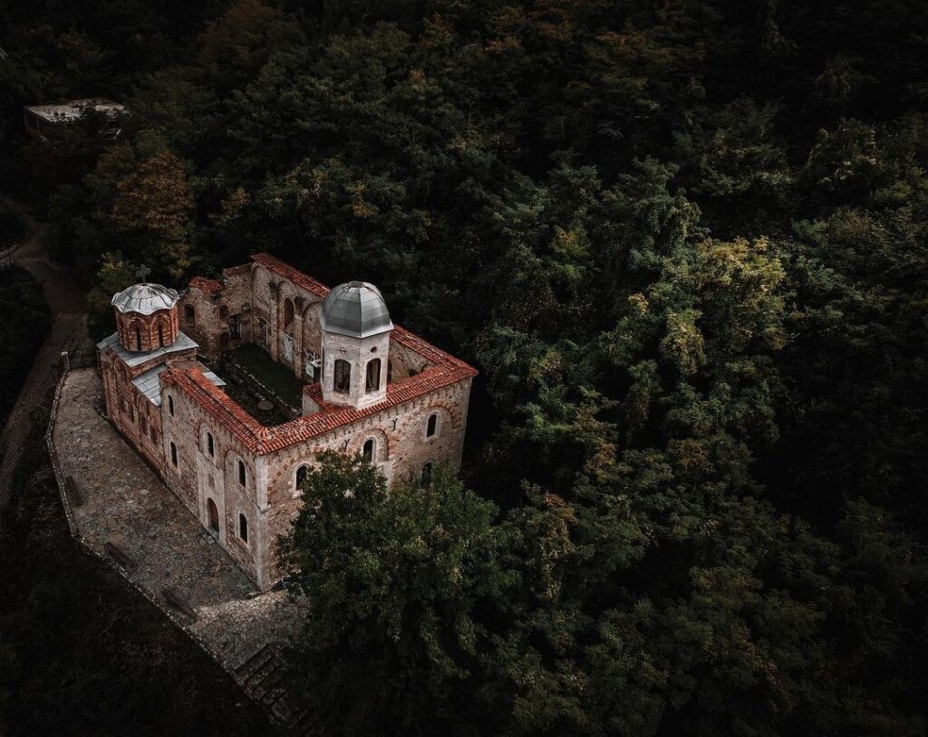 Црква Светог Спаса у Призрену. Аутор фотографије Алексеј Нешовић (@notordinarykid_).