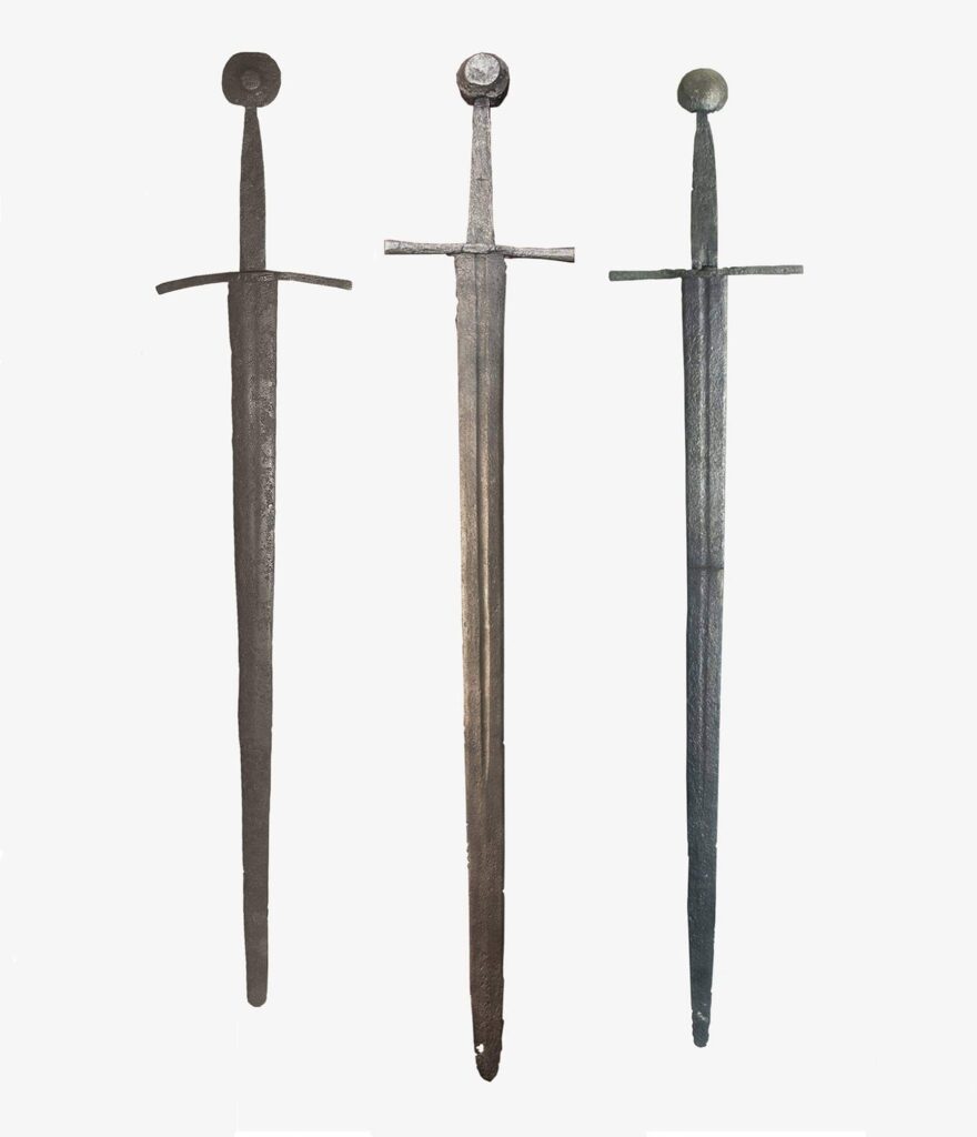Средњовековни мачеви од гвожђа из 13. или 14. века. Збирка Војног музеја у Београду. Фотографија је преузета са фејсбук странице ArcheoSerbia.