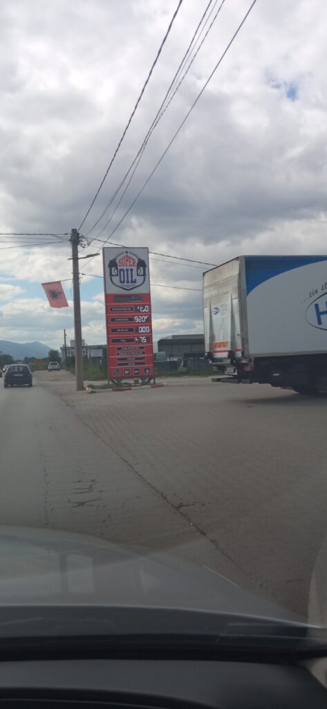 Албанска застава на бензинској пумпи у селу Никуштак, општина Липково, Северна Македонија. Аутор фотографије је Марко Матић.