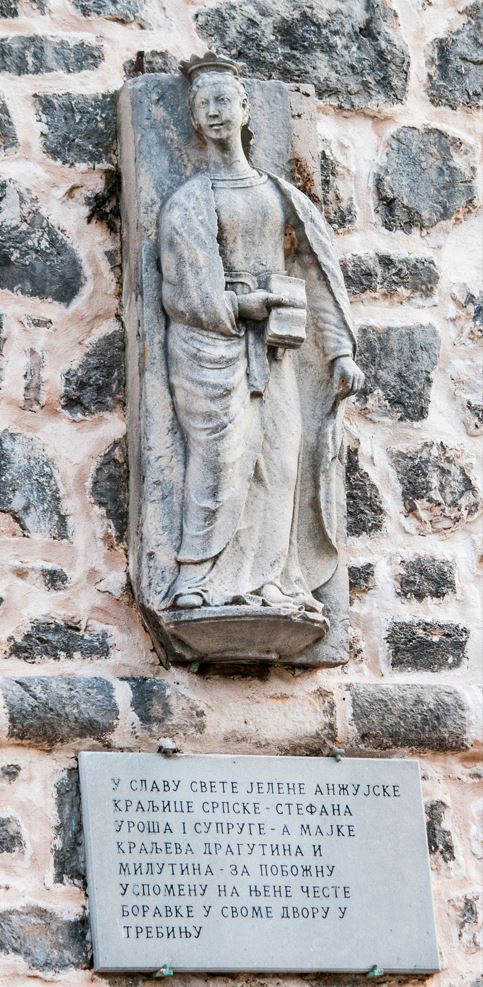 Споменик краљици Јелени Анжујској Анђео у Требињу. Фотографија је власништво Туристичке организације Требиња.