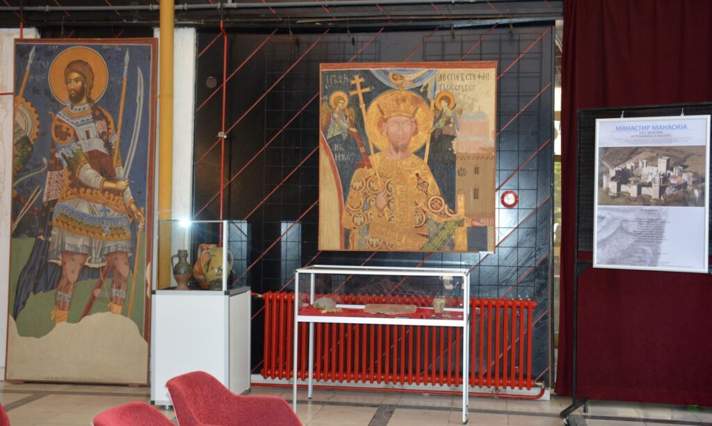 Експонати изложбе „Манастир Манасија - шест деценија истраживања и заштите“. Фотографија је власништво Завичајног музеја Рума.