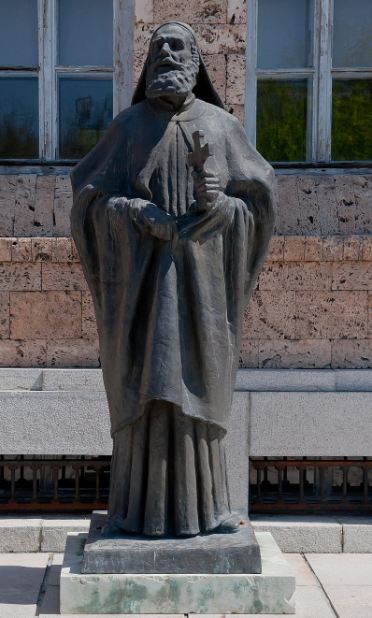 Споменик бугарском патријарху Јефтимију у Великом Трнову у Бугарској. Аутор фотографије је MrPanyGoff. Фотографија је преузета са Википедије.