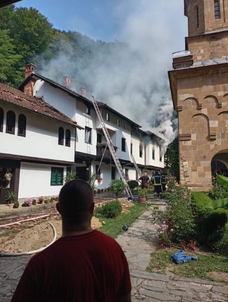 Пожар у конаку Манастира Враћевшнице. Фотографија је власништво Манастира Враћевшнице.