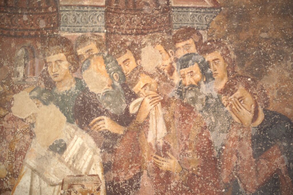 Рашки епископ, властелини и дворјани на фресци „Смрт Ане Дандоло“ у Цркви Свете Тројице Манастира Сопоћани. Фотографија је власништво Фонда Благо.