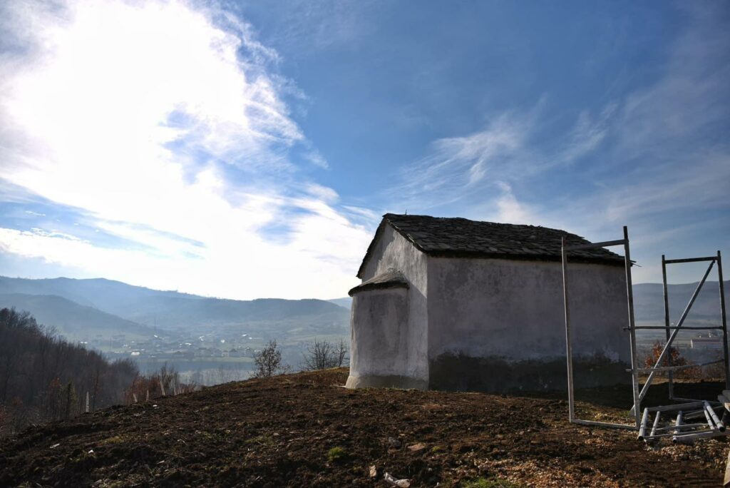Православна црква у селу Горње Винарце. Фотографија је преузете са фејсбук странице такозваног министарства културе и спорта Косова.