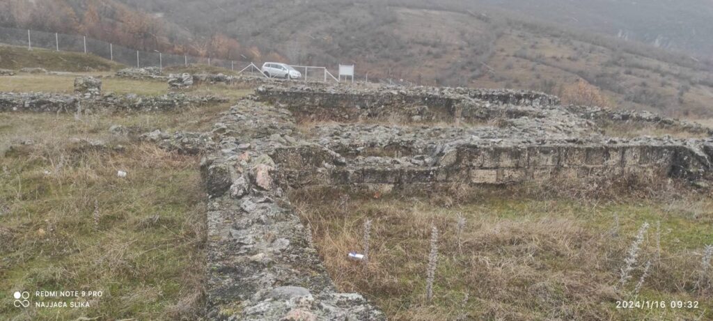 Остаци Манастира Богородице Хвостанске које су недавно оградиле такозване косовске власти. Фотографије је преузета са сајта Епархије рашко-призренске.