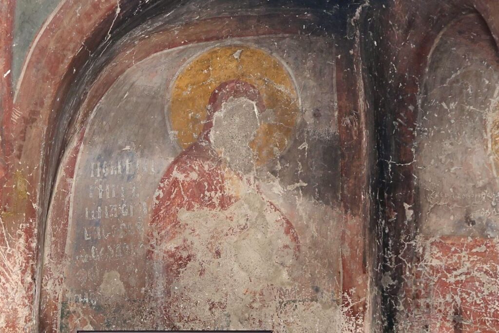 Богородица са малим Исусом и натпис са поменом сликара Теодора, ниша северног зида проскомидије, олтар Цркве Светог Илије у Манастиру Руденици. Фотографија је власништво Фонда Благо.