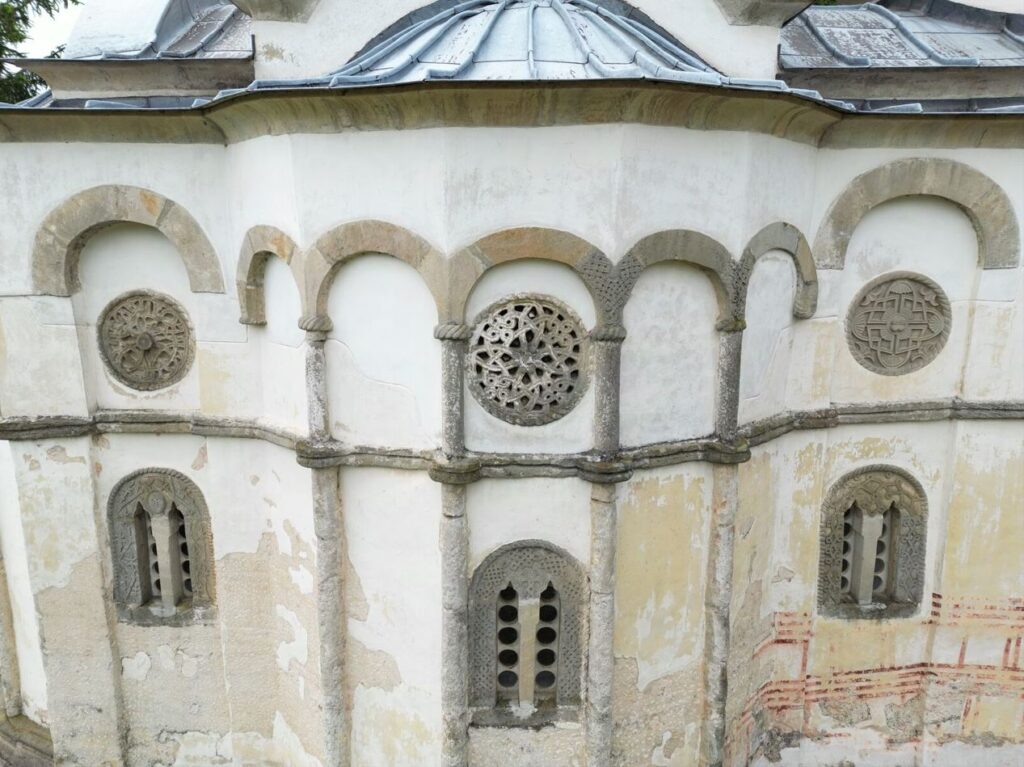 Део северне фасаде Цркве Светог Илије у Манастиру Руденици, розете и бифоре. Фотографија је власништво Фонда Благо.