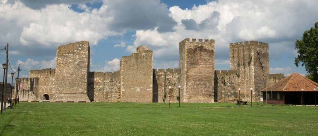 Куле и зидине Малог града Смедеревске тврђаве. Фотографија је преузета са сајта Републичког завода за заштиту споменика културе.