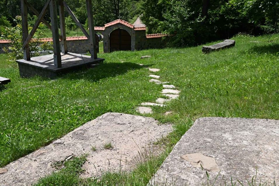 Импровизована стаза у Манастиру Церањска река. Фотографија је власништво Хуманитарне организације „Сви за Космет“.