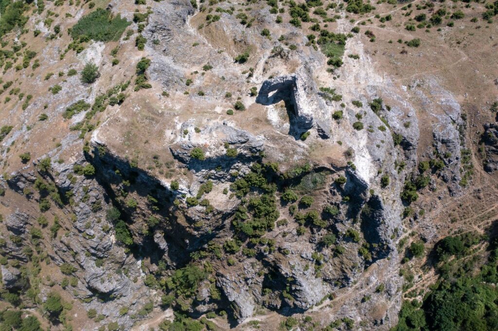 Остаци тврђаве Вишеград код Призрена. Аутор и власник фотографије је Слободан Ботошки.