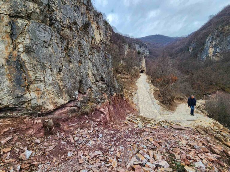 Испосница Светог Петра Коришког код Призрена и поплочани пут до ње. Фотографија је преузета са сајта Епархије рашко-призренске.