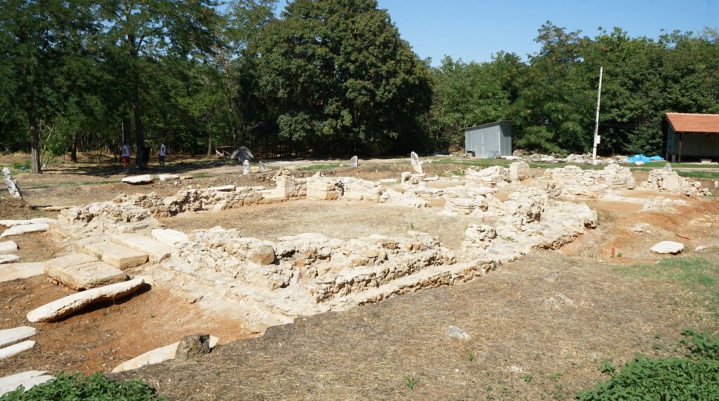 Остаци цркве на Дворинама. Аутор и власник фотографије је Невена Јевтић.