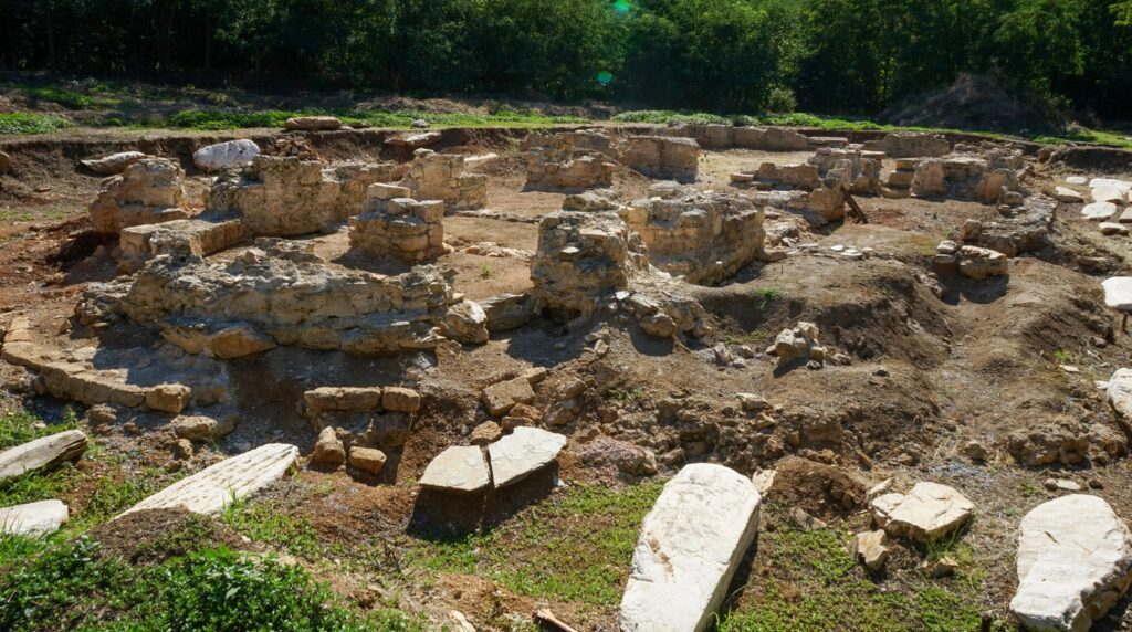 Остаци цркве на Дворинама. Аутор и власник фотографије је Невена Јевтић.