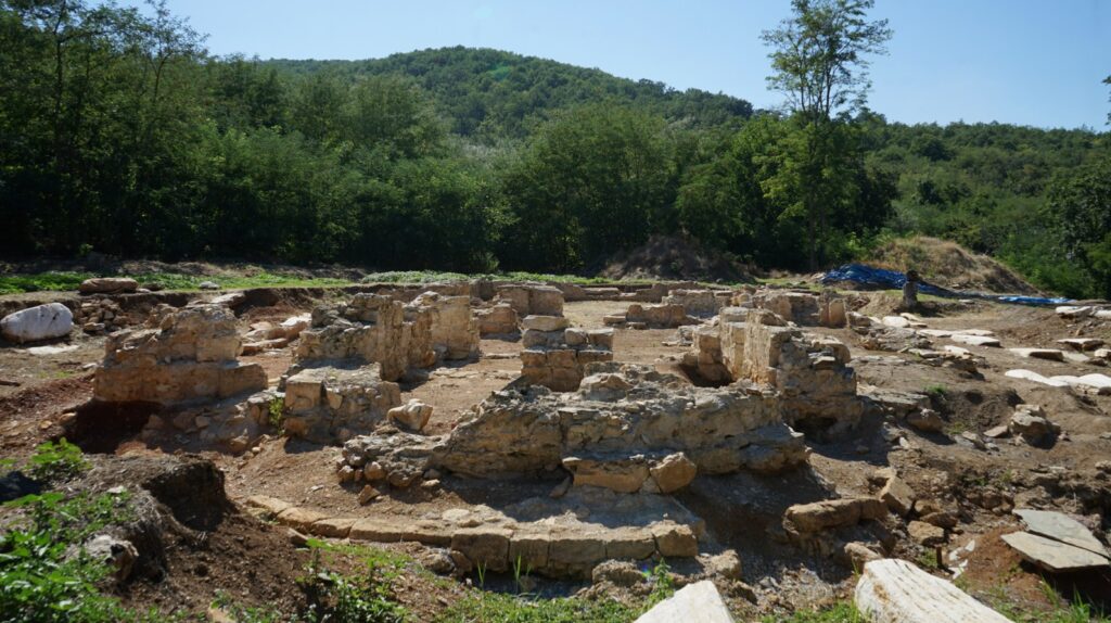Остаци цркве на Дворинама. Аутор и власник фотографије је Невена Јевтић.