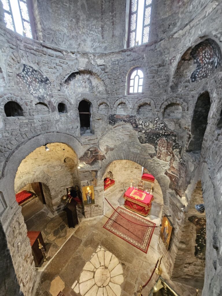Унутрашњост Цркве Светих апостола Петра и Павла у Старом Расу. Аутор фотографије је Петар Нешић. Фотографија је власништво портала српска средњовековна историја.