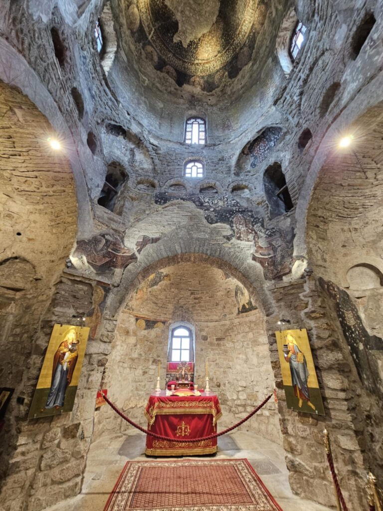 Унутрашњост Цркве Светих апостола Петра и Павла у Старом Расу. Аутор фотографије је Петар Нешић. Фотографија је власништво портала српска средњовековна историја.