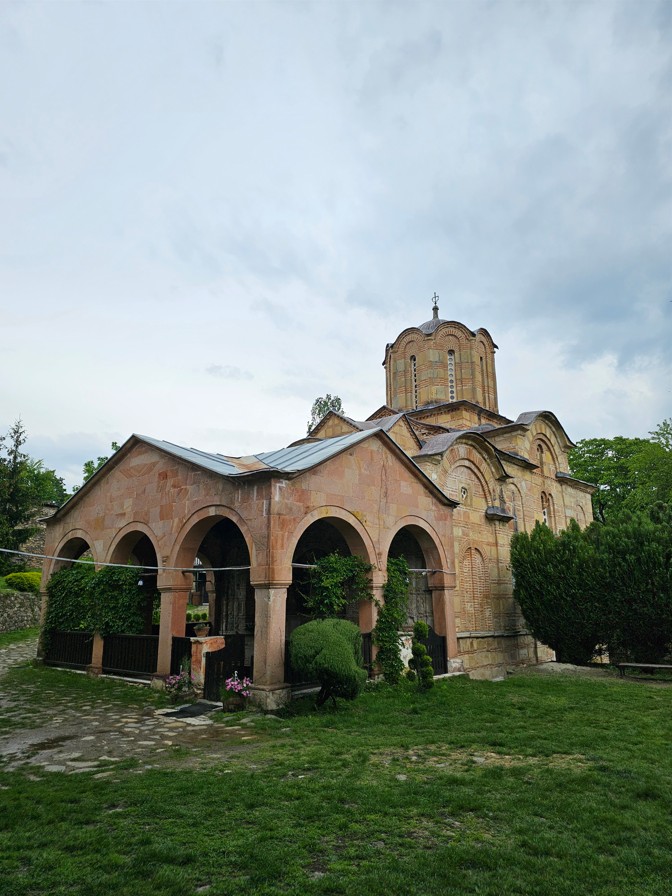 Црква Светог Димитрија у Марковом манастиру (Маркова Сушица, Република Северна Македонија). Аутор фотографије је Петар Нешић. Фотографија је власништво портала Српска средњовековна историја.