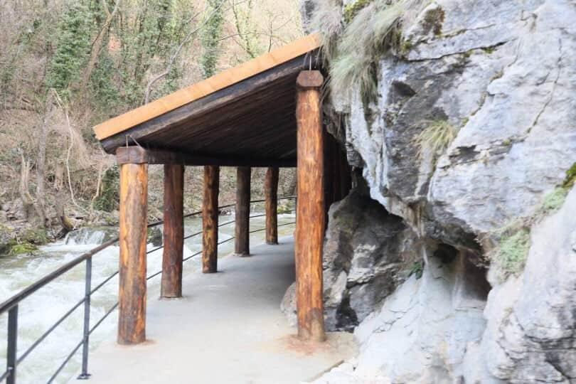 Уређена обале Ђетиње код Водене куле Ужичке тврђаве. Аутор фотографије је Милош Думић.