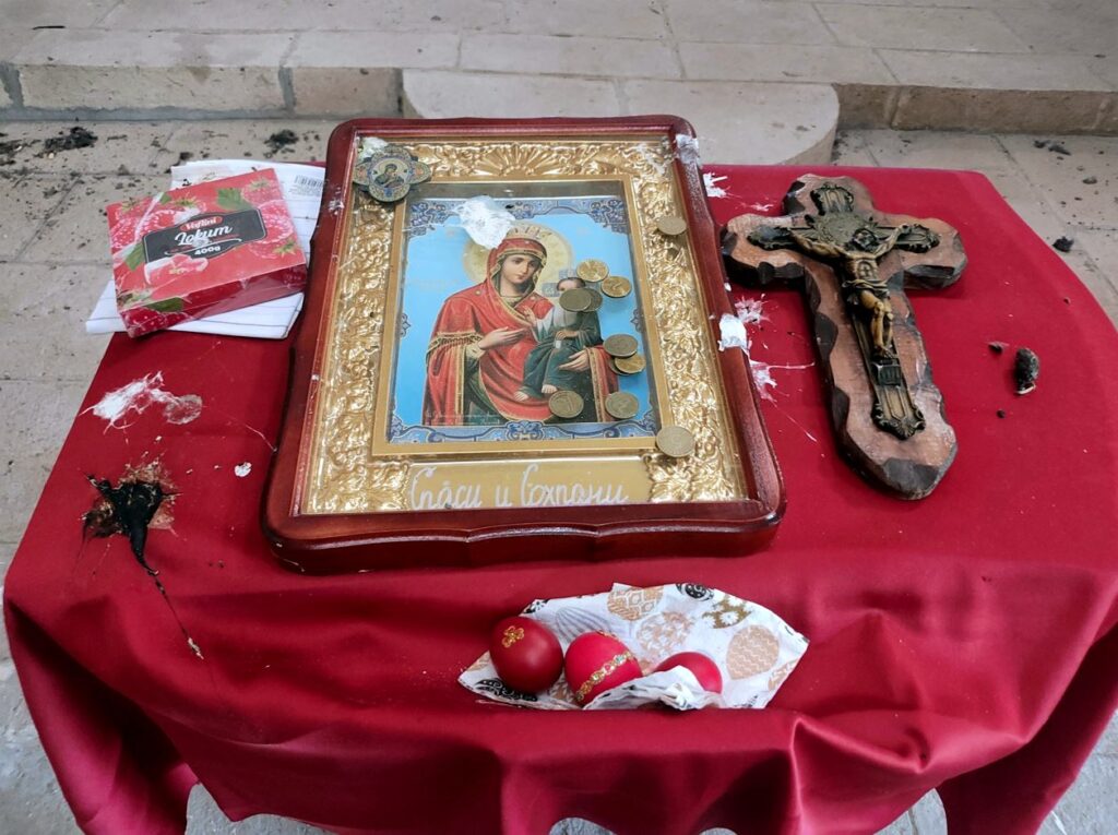 Животињски измет на икони у Цркви Пресвете Богородице у манастиру Матејич. Аутор и власник фотографије др Јасмина Ћирић.