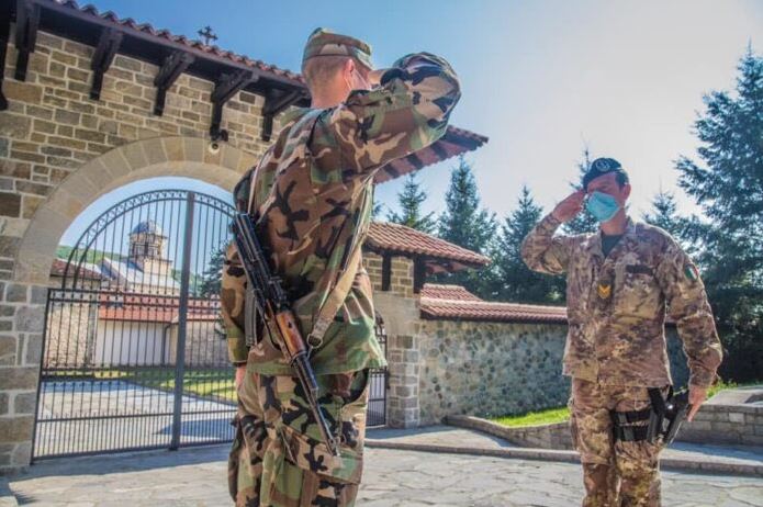 Војници Кфора чувају Манастир Високе Дечане. Фотографије је преузета са твитер налога Манастира Високи Дечани.
