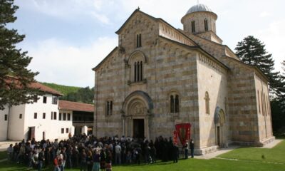 Ходочасници у посети Манастиру Високи Дечани. Фотографија преузета са фејсбук странице Путовања на Косово и Метохију – НАС „Сви за Космет“ Београд