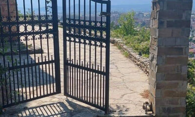 Разваљена капија порте Цркве Светог Спаса у Призрену. Фотографија је власништво Канцеларије за Косово и Метохију.