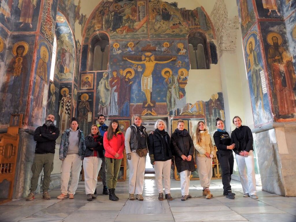 Конзерватори, рестауратори и сликари рестауратори у Манастиру Студеници. Фотографија је власништво сајта Студеница инфо.