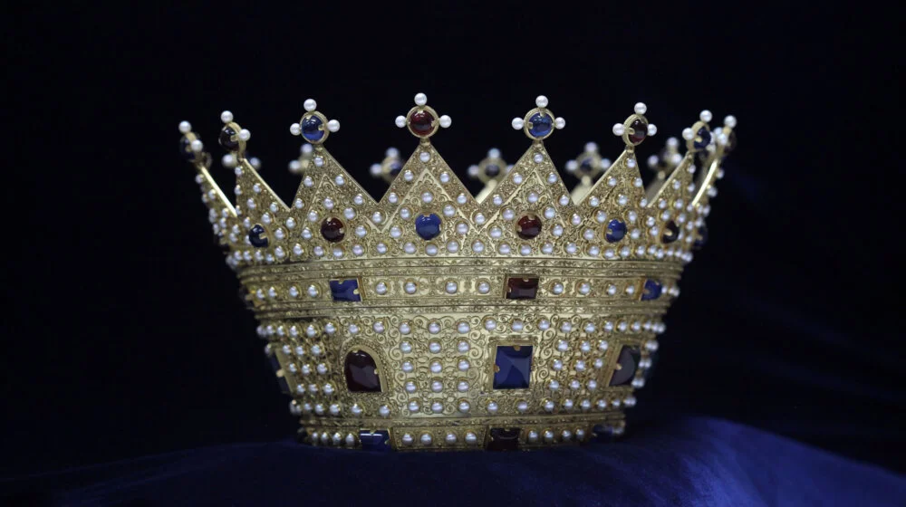 Реконструкција круне краљице Симониде. Круна је израђена у златарској радионици Марсела и Симона Чивљака. Фотографија је власништво Историјског музеја Србије.