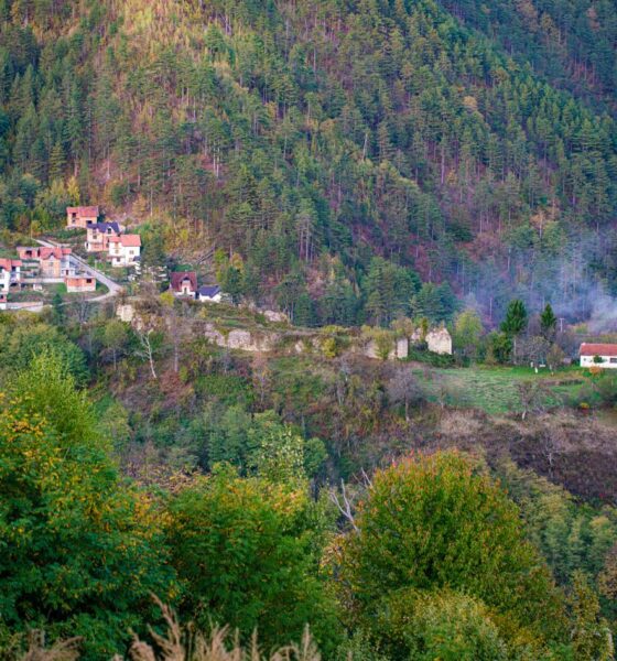 Остаци средњовековног утврђења Сребреник код Сребренице. Фотографија је власништво Туристичке организације Сребренице.