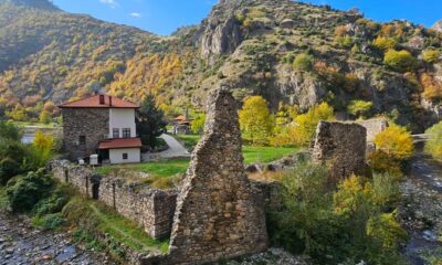 Манастир Светих Архангела и остаци тврђаве Вишеград код Призрена. Власник и аутор фотографије је Зорана Рачић.