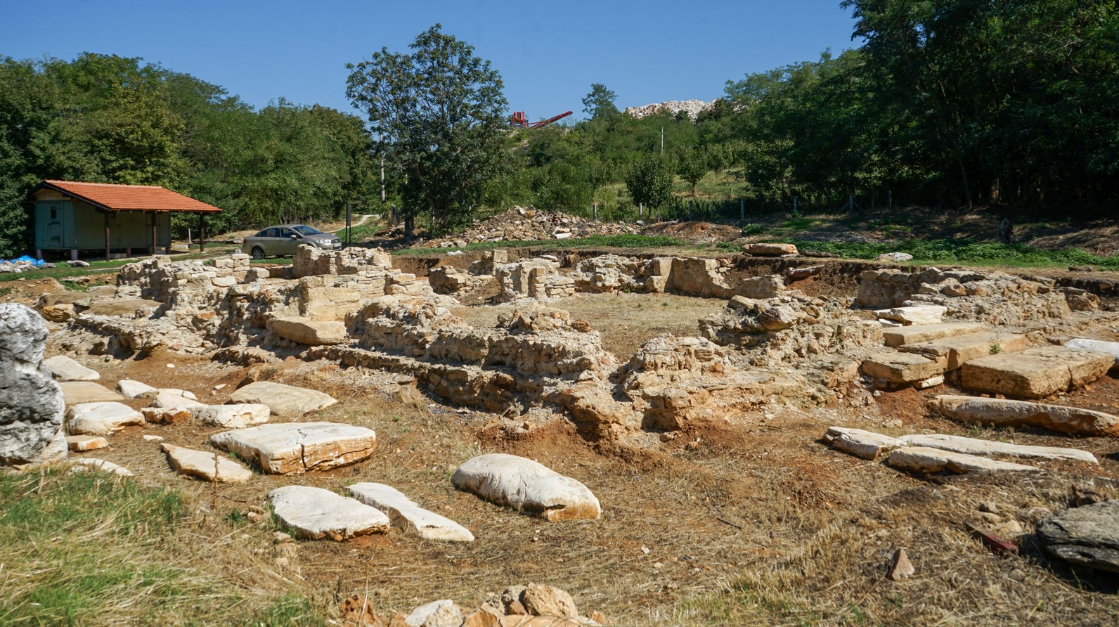 Остаци цркве на Дворинама. Аутор и власник фотографије је Невена Јевтић.