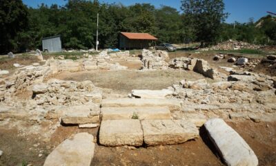 Остаци цркве на Дворинама. Аутор и власник фотографије је Невена Јевтић.