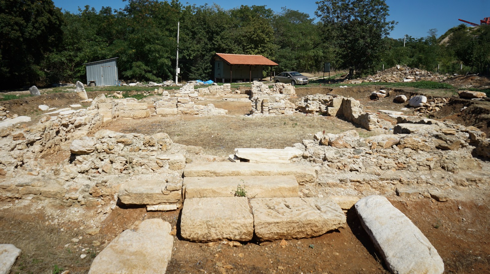 Остаци цркве на Дворинама. Аутор и власник фотографије је Невена Јевтић.